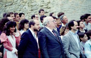 Giovanni Spadolini a Treia nel 1985 durante una partita di pallone col bracciale