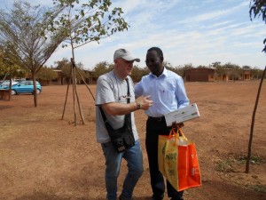 Pierluigi Tordini con padre Hery, camilliano impegnato nell'ospedale di Candaf, in Burkina Faso