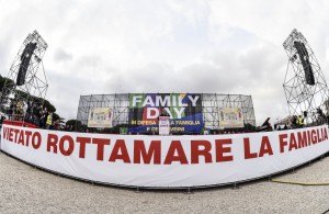 Uno degli striscioni del Family day 2016
(Foto Sir)