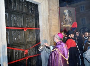 Il Vescovo Marconi all'apertura della Porta Santa della Basilica Mater Misericordiae