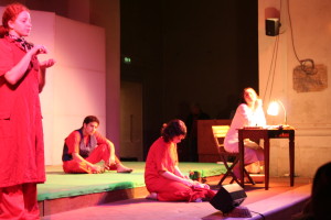 Un momento dello spettacolo "Ann in the sky" della Compagnia dell'Arcobaleno