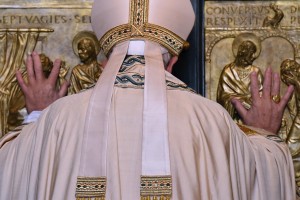 Papa Francesco apre la Porta Santa della Basilica di San Pietro (Agensir)