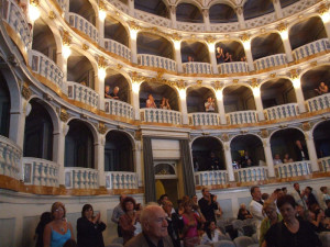 Il Lauro Rossi di Macerata durante uno spettacolo