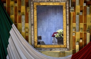 Il Papa, seduto nel Camarin, la piccola sala dietro l’icona mariana, contempla la Vergine di Guadalupe
(Foto Sir)