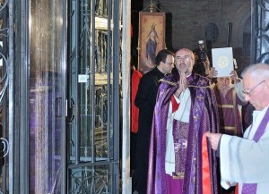 L'apertura della Porta Santa del santuario della Madre della Misericordia a Macerata