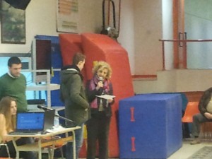 Un momento della consegna del premio, da parte del Dirigente scolastico, allo studente dell'Itcat «A. Bramante»