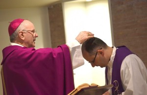 ceneriGalantino10feb2016_0029_resize-755x491 Monsignor Galantino sparge le ceneri sul capo di don Ivan Maffeis, direttore dell'Ufficio nazionale per le Comunicazioni sociali della Cei
(Foto Sir)
