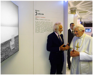 Il fotografo Mimmo Jodice con papa Benedetto XVI (Foto dal sito www.mimmojodice.it)