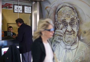 Murale con papa Francesco