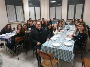 IMG_20160324_193236 Don Ariel e i suoi ragazzi prima della cena ebraica