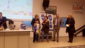 Nella foto: il vincitore Giovanni Cittadini, assieme a Elisabetta Marcolini, presidente dell'Avis Macerata, dona il suo premio ad Anna Maria Cacciamani