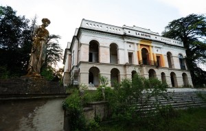 Un'immagine di Villa Spada prima dei lavori effettuati dal Comune al parco della struttura