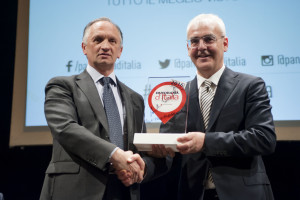 Il sindaco di Macerata con il vice sindaco di Perugia al Teatro Lauro Rossi per il passaggio di testione di Panorama d'Italia
(foto Panorama)