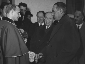 foto_013 Enrico Mattei ed Ezio Vanoni con l'allora arcivescovo di Milano Giovanni Battista Montini, il futuro Papa Paolo VI, all'inaugurazione dei laboratori del centro Eni