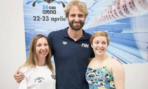 Massimiliano Rosolino con, alla sua destra, Alice Vitali e, alla sua sinistra, Monica Paolini