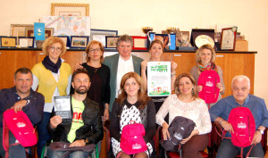 Il sindaco Pezzanesi con i promotori dell'iniziativa