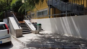 La scalinata del plesso scolastico oggetto dei lavori