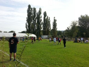 Un momento di una partita di calcio negli spazi aperti di "Di Bolina"