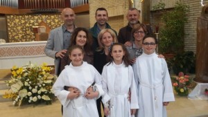 Nella foto, le piccole ministranti con i loro genitori