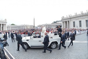PapaUdienzaPiazzaSanPietro11mag2016_0576_resize-980x654