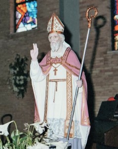 La statua di s. Ubaldo all'interno della chiesa della Natività di Passo di Treia