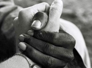 mano-bianca-e-mano-nera