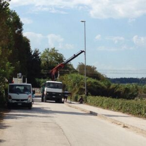 Foto installazione 1° palo luce ciclabile Palin ari