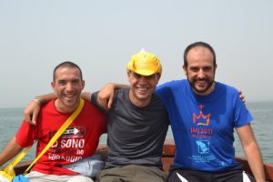 Antonio Barbaresi, a sinistra, e Marco Petracci, a destra, assieme a don Giacomo Pompei