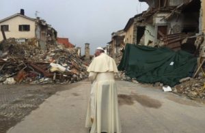 Il Papa prega in silenzio davanti le macerie di Amatrice - Foto Sir