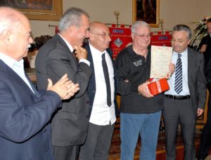 Carlo Biagiola premiato in occasione dei 50 anni dell'Avis Treia. (Foto Giampaolo Damiani)