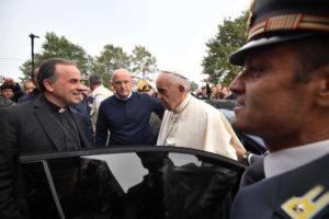 papaapompiliavvenifoto_52752903 Mons. Pompili accoglie papa Francesco al suo arrivo ad Amatrice