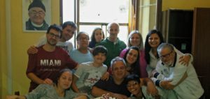 Valentino e Roberta con i loro figli, naturali e adottati, assieme agli ospiti della Casa famiglia «Nostra Signora della Pace»