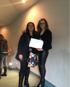 L’alunna Joanna Mangiaterra con la prof.ssa Sylvie Bartoloni