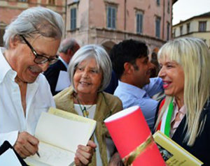 Nella foto: la professoressa Liana Lippi (al centro) insieme a Vittorio Sgarbi e al sindaco Rosa Piermattei