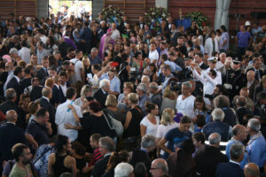 mattarella-funerali-ascoli Il presidente Sergio Mattarella tra i familiari delle vittime del terremoto del 24 agosto durante i funerali di Ascoli Piceno