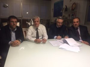Nella foto, da sinistra: Francesco Fiordomo, sindaco di Recanati, accanto al ministro all'Ambiente, Gian Luca Galletti, con l'assessore regionale Angelo Sciapichetti e il consigliere Luca Marconi
(foto Maurizio Rillo)