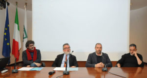 Nella foto, da sinistra: Paolo Marasca, Achille Bucci, Andrea Vinci  e Raffaele Gangale, l’attore che interpreta l’ominide