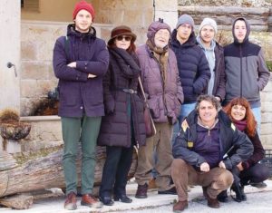 L'assessore Bravi con il poeta Piersanti e i giovani di «Chiedi alla Polvere»