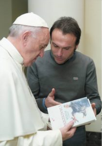 Presentazione del libro a Papa Francesco Don Marco presenta il libro a papa Francesco