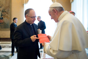 Papa Francesco riceve il n. 4000 de "La Civiltà Cattolica" dal direttore don Antonio Spadaro - Foto Sir