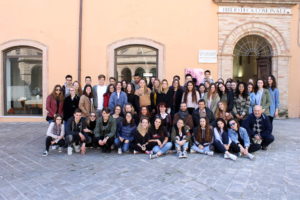 Gli studenti e gli insegnanti ospiti a Macerata insieme all’assessore Paola Casoni

