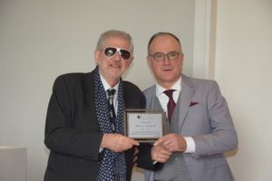 Il Presidente dell’Ordine dei Giornalisti dell’Umbria, Conticelli, consegna il premio a Verdenelli