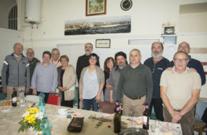 Gruppo di volontari a cena assieme a padre Pierbattista Pizzaballa, allora Custode di Terra Santa