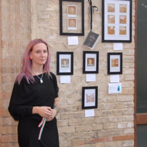 Sara alla mostra delle casette