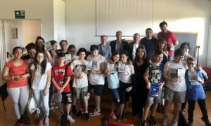 In strada con Prudente al volante Alcuni bambini e insegnanti della scuola primaria "Via Piave" di Morrovalle ricevono il dvd dal direttore dell'Istituto Claudio Mengoni, alla presenza di Lorenzo Molinari, Roberta Staffolani, Marco Marilungo, Claudio Barchetta, Fabiana Scarpetta e Mariano Palmieri