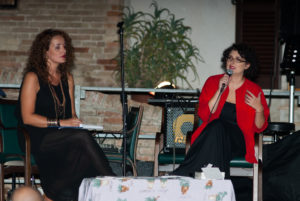 A destra, la poetessa Lucia Nardi in arte LuNa
