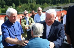 Il cardinale Bassetti, a destra, con mons. D'Ercole