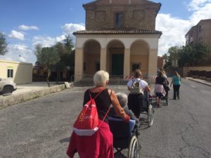 I volontari Cofidis mentre prestano aiuto agli anziani della casa di riposo