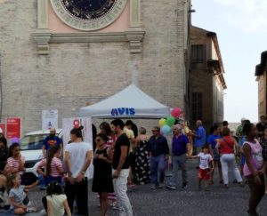 Il gazebo dell'Avis Macerata in piazza della Libertà per San Giuliano