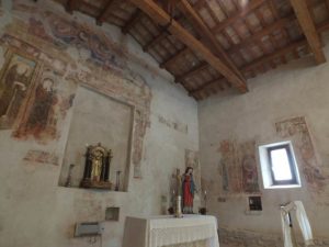 san-tossano-14 Nella foto, l’interno della chiesetta di Agolla (sulla sinistra è visibile la parte dell’affresco con la figura di San Francesco)